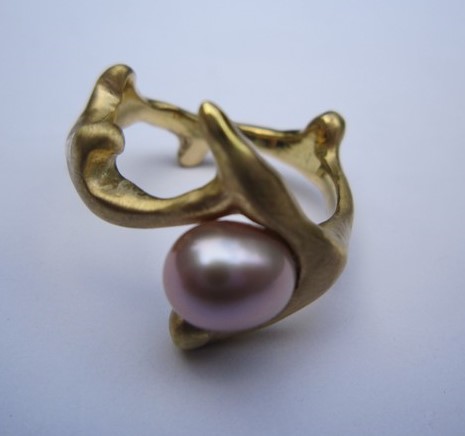 18ct
                        gold and pearl ring