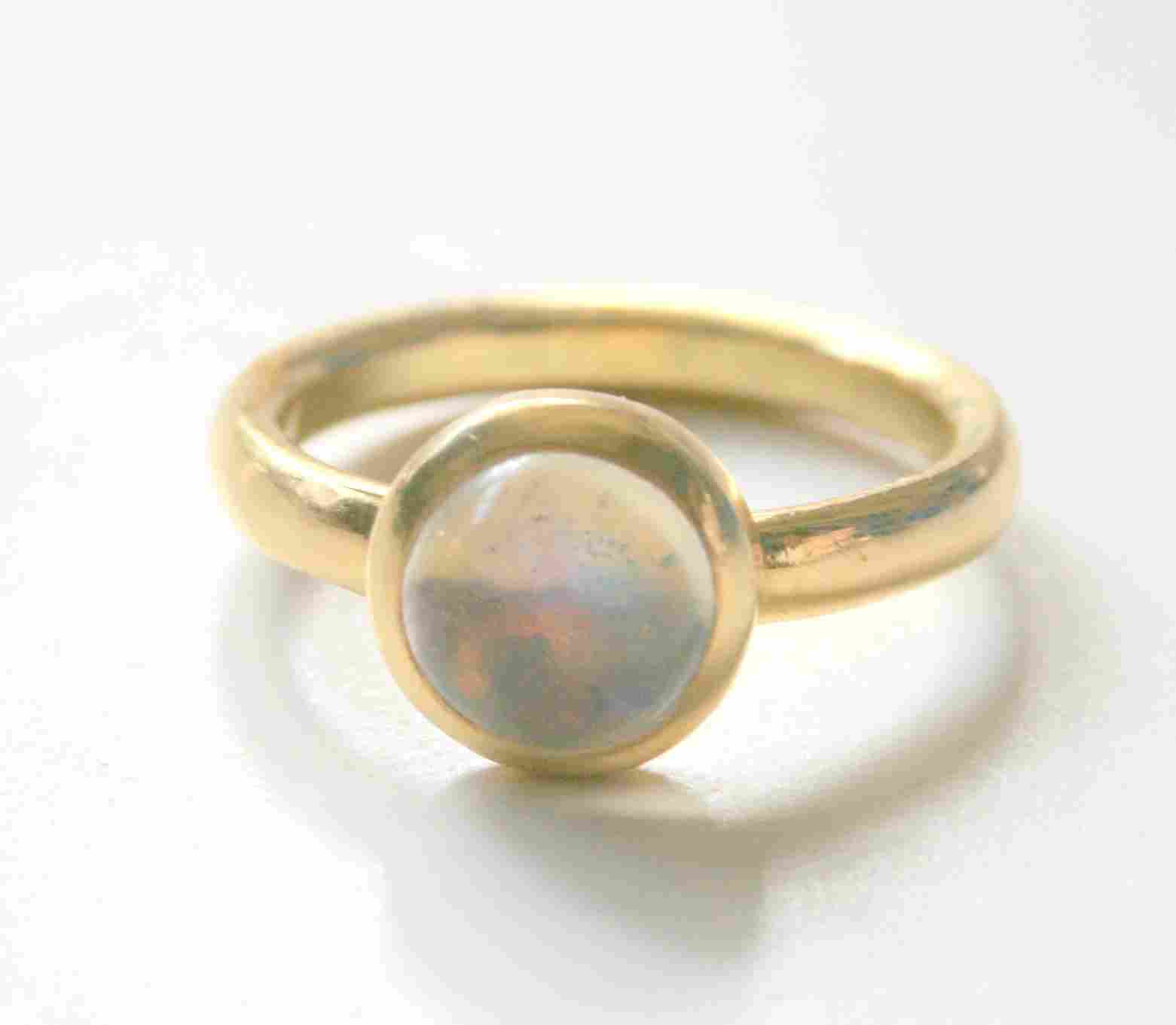 18ct gold
                    ring with moonstone
