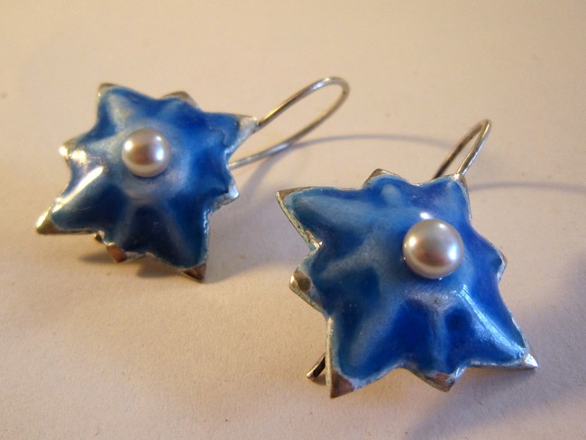 Blue star earrings with grey
                    pearl