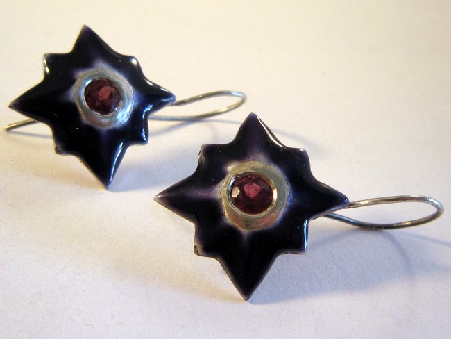 Dark violet star earrings
                    with garnet