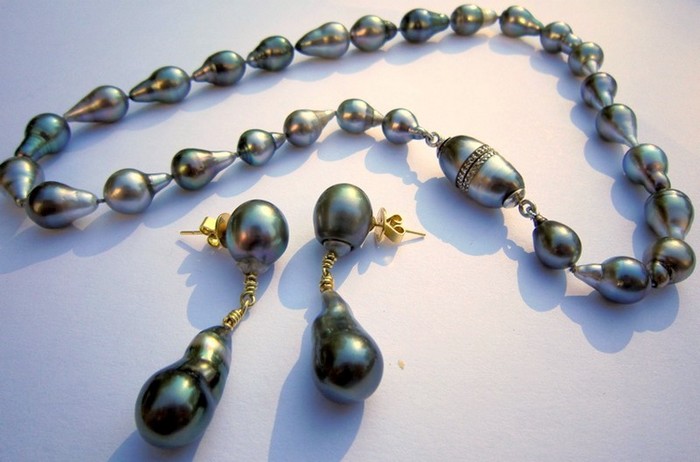 Tahitian pearl necklace, silver & Tahitian
                    Pearl earrings