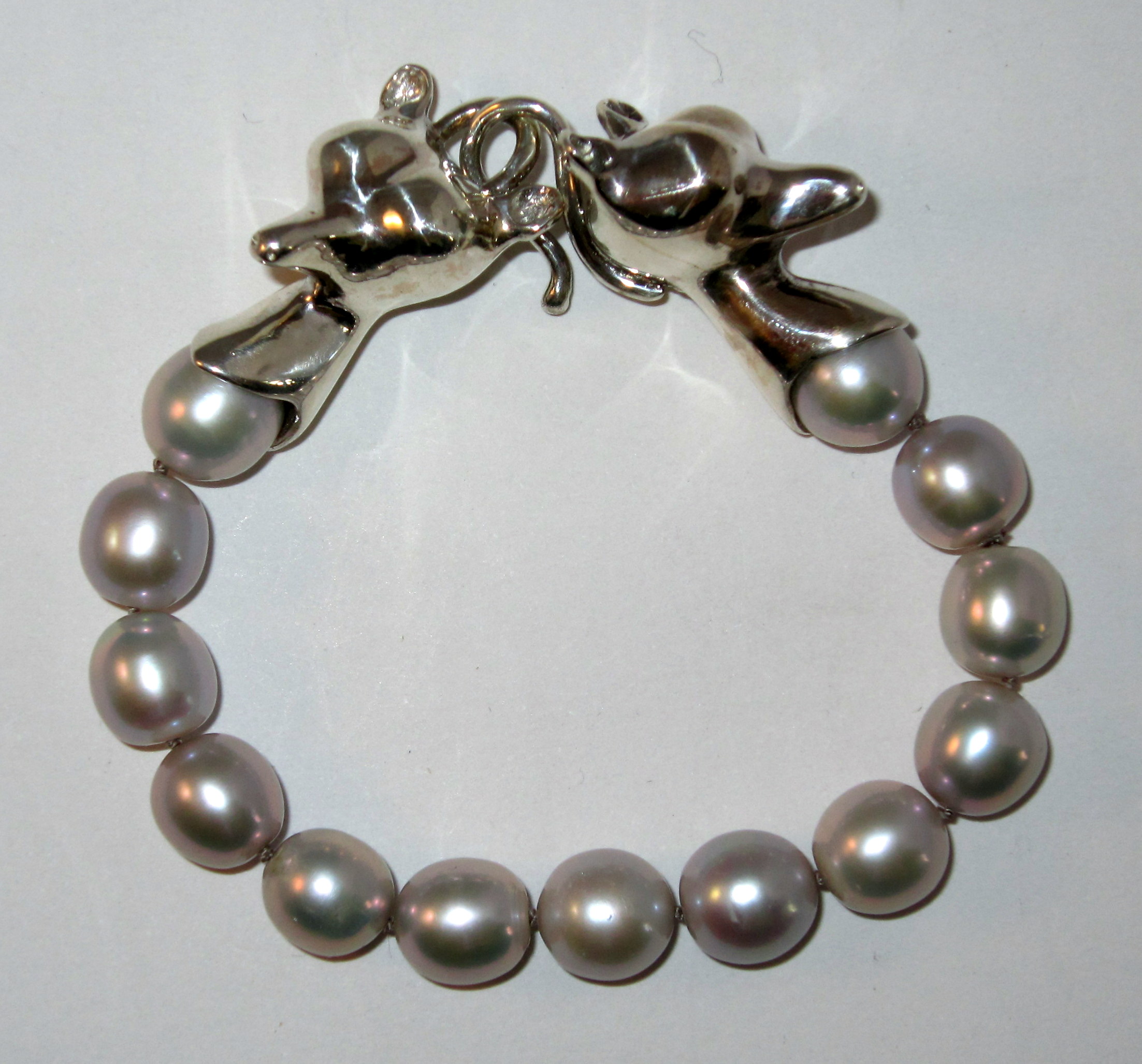 Silver Pearl bracelet with two fox heads